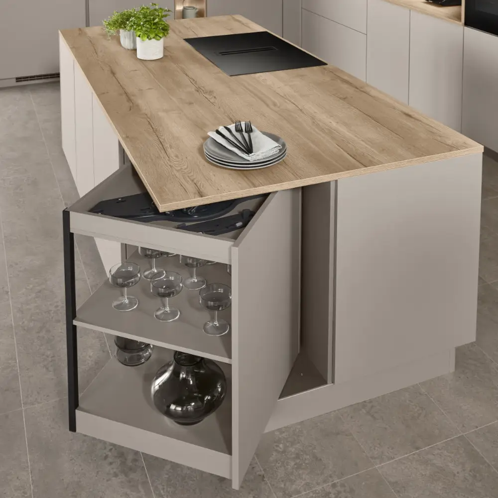 Moderne Kücheninsel mit einer ausziehbaren Ecke, die Glasregale mit Gläsern und einer Dekorationsvase enthüllt, die eine Holzarbeitsplatte hat mit einem Kochfeld und Pflanzen darüber.