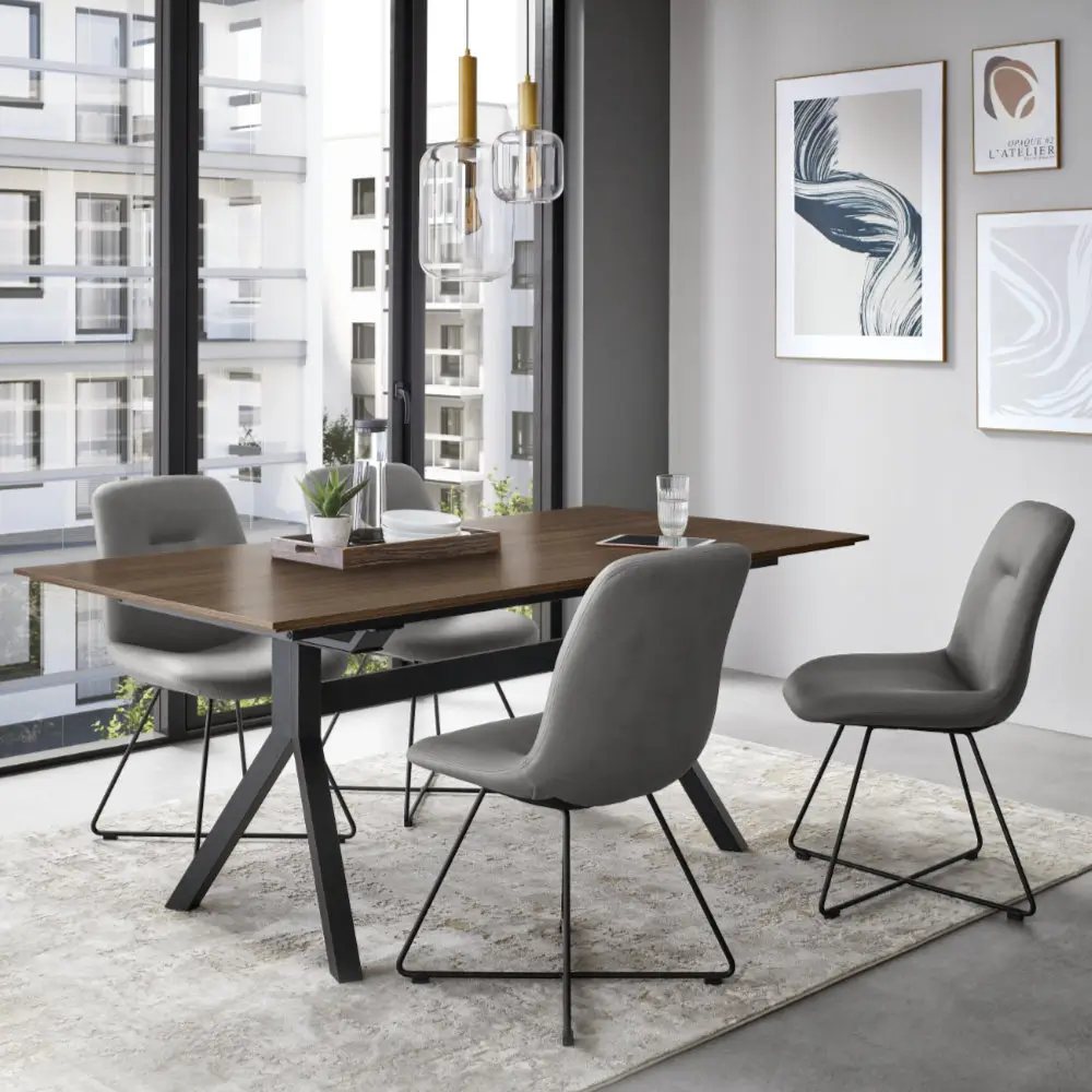 Moderner Essbereich mit rechteckigem Holztisch und vier grauen gepolsterten Stühlen mit schwarzen Metallbeinen auf hellem Teppich vor großen Fenstern und abstrakter Wandkunst.