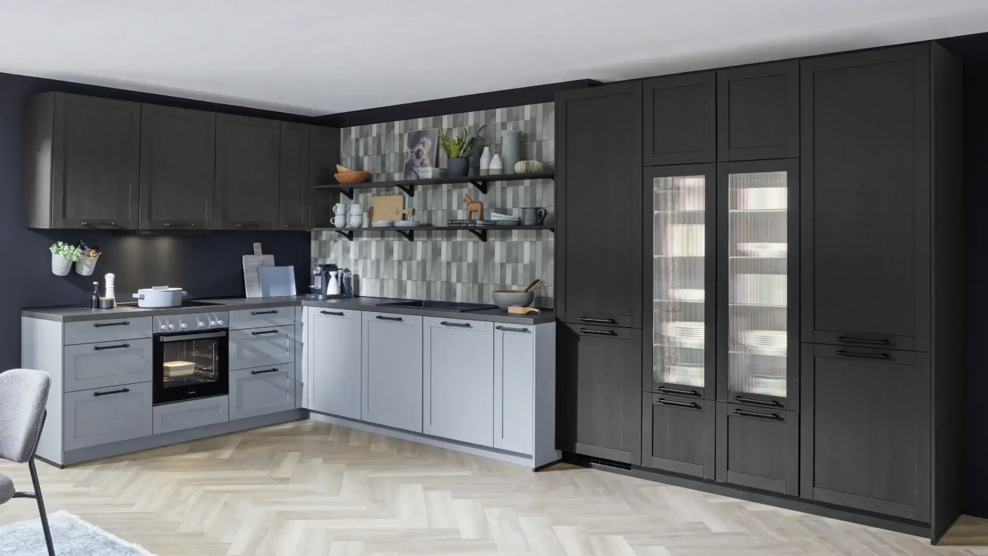 Moderne L-förmige Eckküche mit schwarzem und steinblauem Design, offenen Regalen mit Dekoration, glatten Holzschränken, schwarzer Arbeitsplatte und integriertem Backofen.